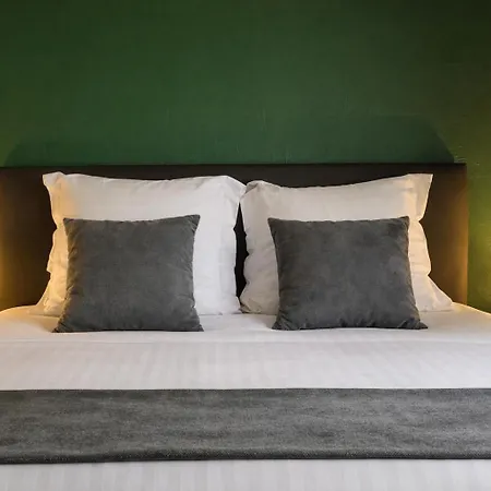 Le Saint Hubert Hotel *